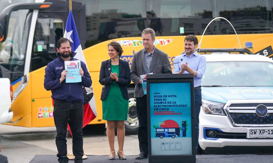 Ministerios de Energía y Transporte entregan Hoja de Ruta de Electromovilidad al Presidente Gabriel Boric