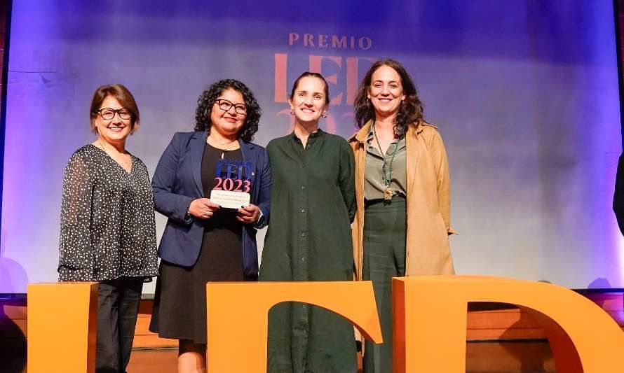 Directora de Liceo Bicentenario Minero Juan Pablo II de Alto Hospicio recibe premio como “Líder Educativo”