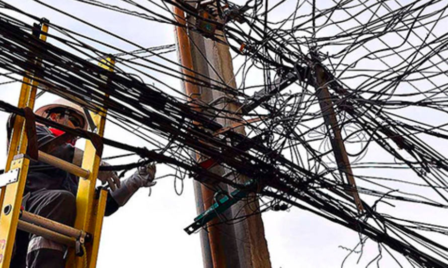 Mesa de retiro de cables en desuso sesiona en Iquique para despejar escombros aéreos
