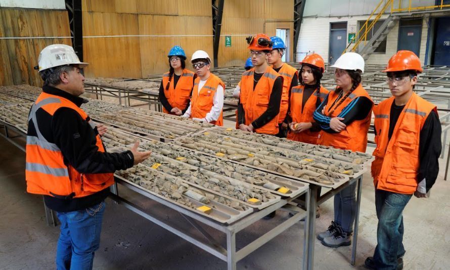Codelco Andina recibe a futuras generaciones de mineros y mineras en su área industrial 