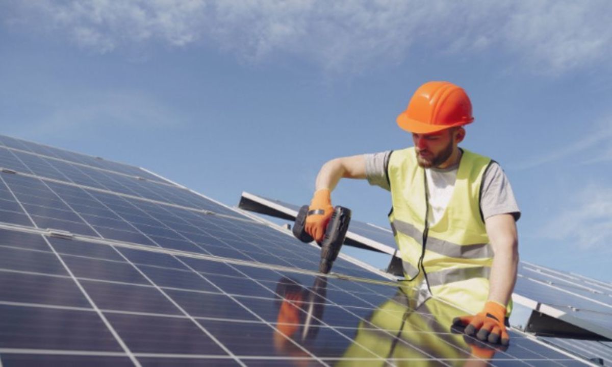 Corfo convoca a postular a 500 becas de especialización en energía solar fotovoltaica y eólica