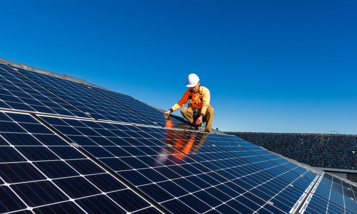 Invitan a postular a una de las 65 becas de especialización en energía solar fotovoltaica en la Región de Atacama