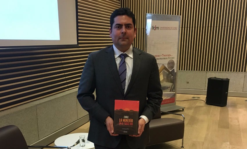 Fernando Acosta: “Este libro aporta una mirada refrescante al mundo de la minería”