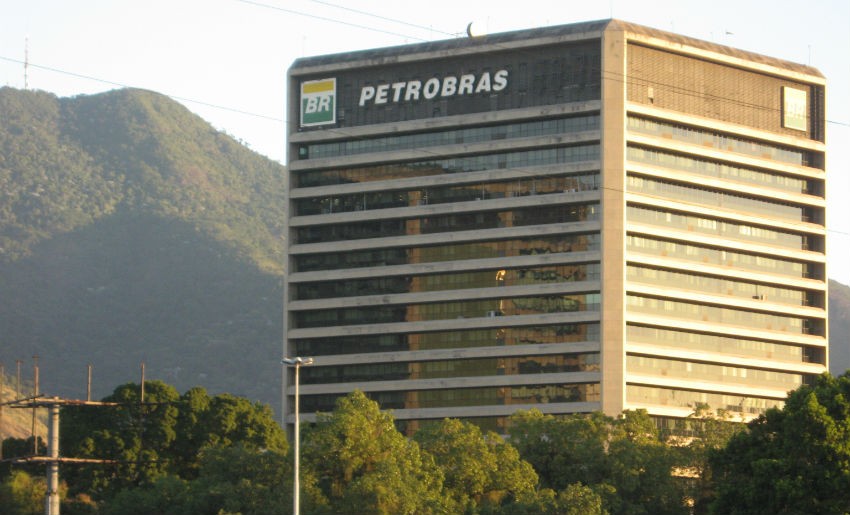 Acciones de Petrobras se derrumban y arrastran a la Bolsa de Brasil