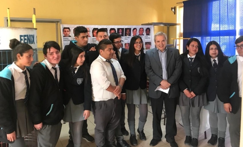Estudiantes del Colegio Pablo Neruda reciben a vicepresidente de ENAMI