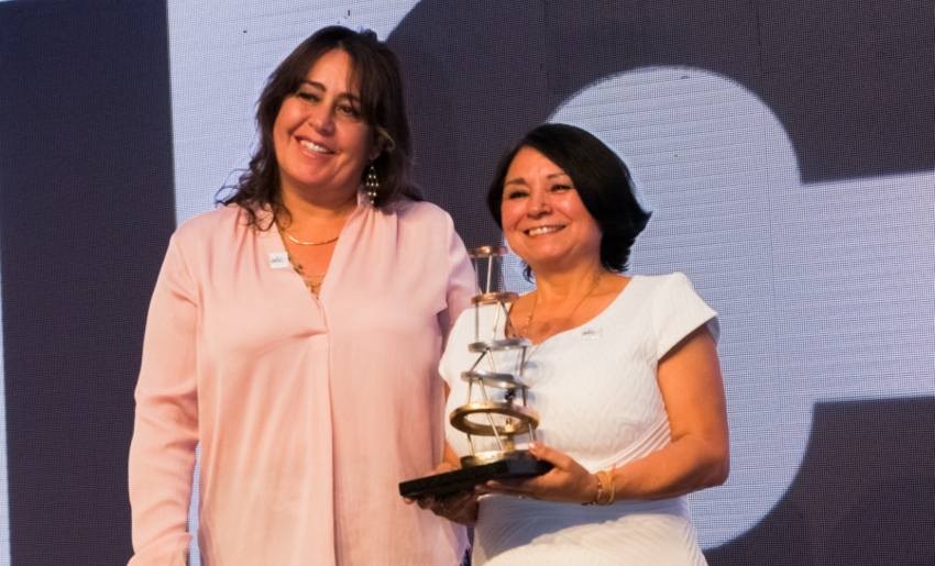 Juanita Galaz recibe Premio Ingeniero Destacado 2018 de la AIC