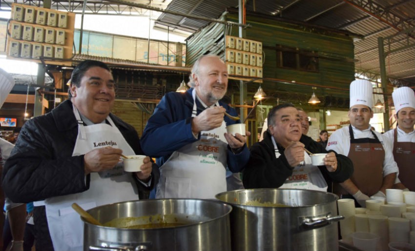 Ministro Prokurica sorprende a trabajadores de La Vega con una “Lentejada”