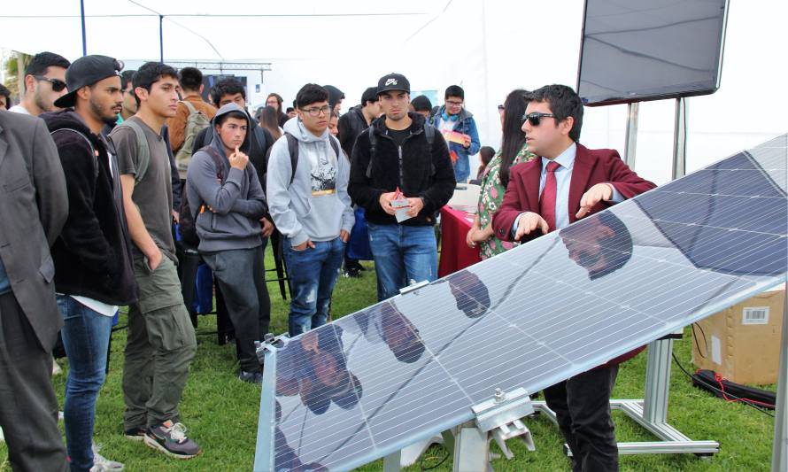 Komatsu y ATAMOSTEC firmaron alianza para desarrollar proyectos tecnológicos solares
