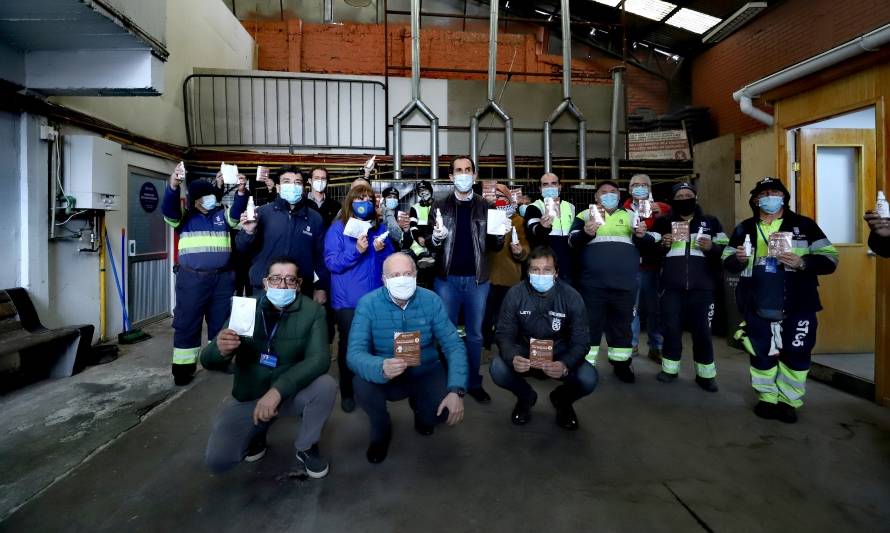 Ministro de Minería entregó kit de protección con cobre a funcionarios de aseo de Santiago