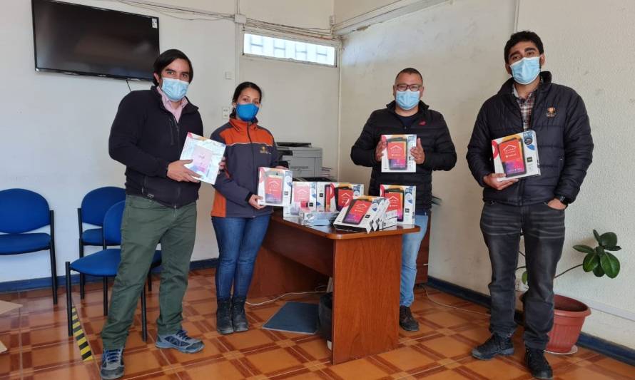 Trabajadores de Codelco Ventanas realizan entrega de tablets a estudiantes vulnerables