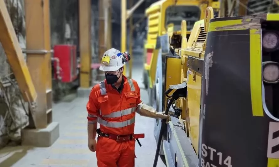Epiroc Chile y Codelco estrenan cargador 100% eléctrico en mina subterránea más grande del mundo