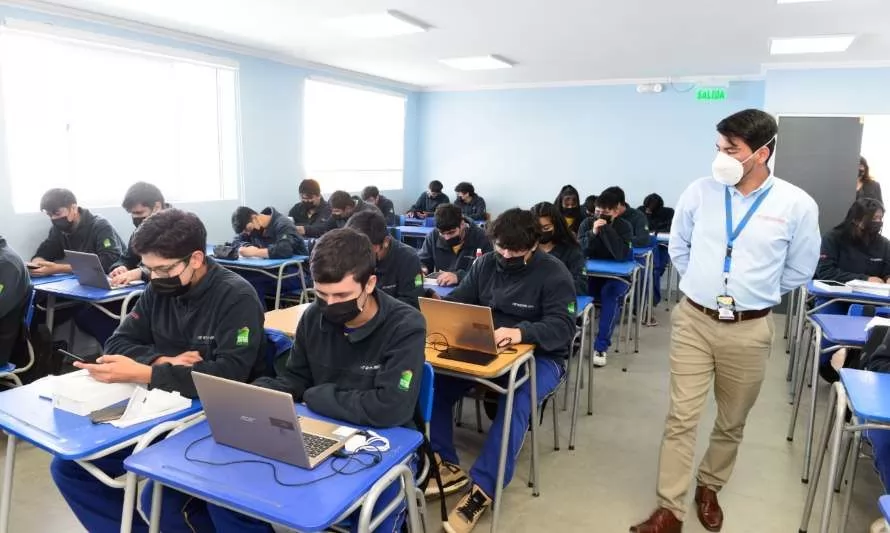Estudiantes del Liceo Bicentenario Minero Juan Pablo II de Alto Hospicio obtienen buenos resultados en PAES 2023
