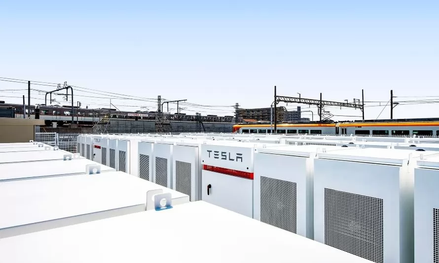 Tesla anuncia visita a plantas de producción de litio en Chile 