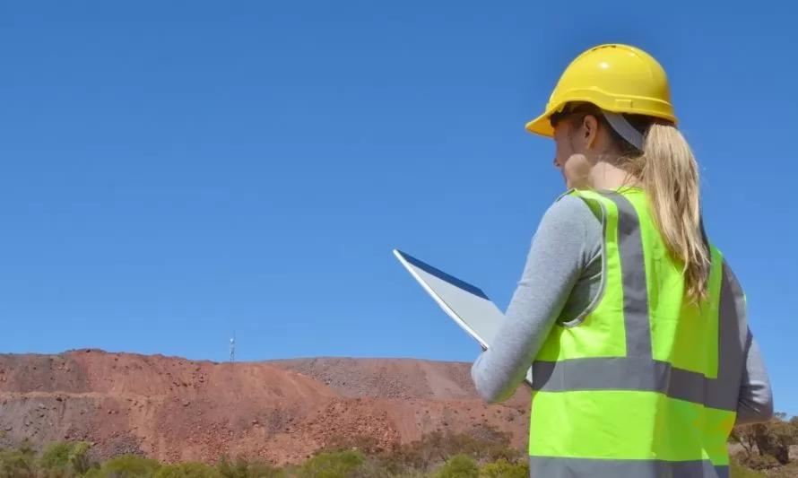 Participación de mujeres en capacitación online en minería se mantiene bajo el 20%