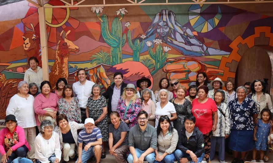 Integrantes del Club del Adulto Mayor Simón Benítez inauguraron mural participativo con su historia y su visión de San Pedro de Atacama
