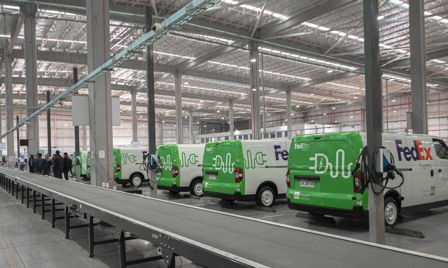 FedEx inicia la implementación de su flota eléctrica en Chile