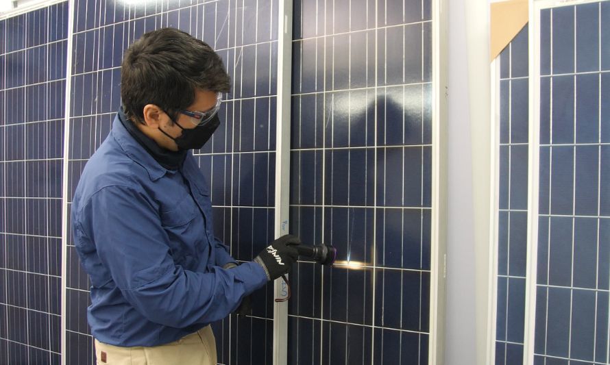 UA prepara normas técnicas para la reutilización de paneles fotovoltaicos