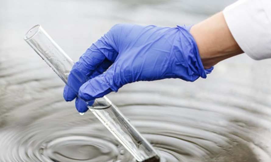 Investigadora del AMTC trabaja en cómo remover calcio y magnesio del agua de mar usando microorganismos
