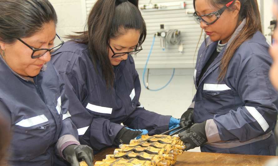 Mujeres de Calama y Alto El Loa culminan capacitación en Mantenimiento Mecánico en Minería  