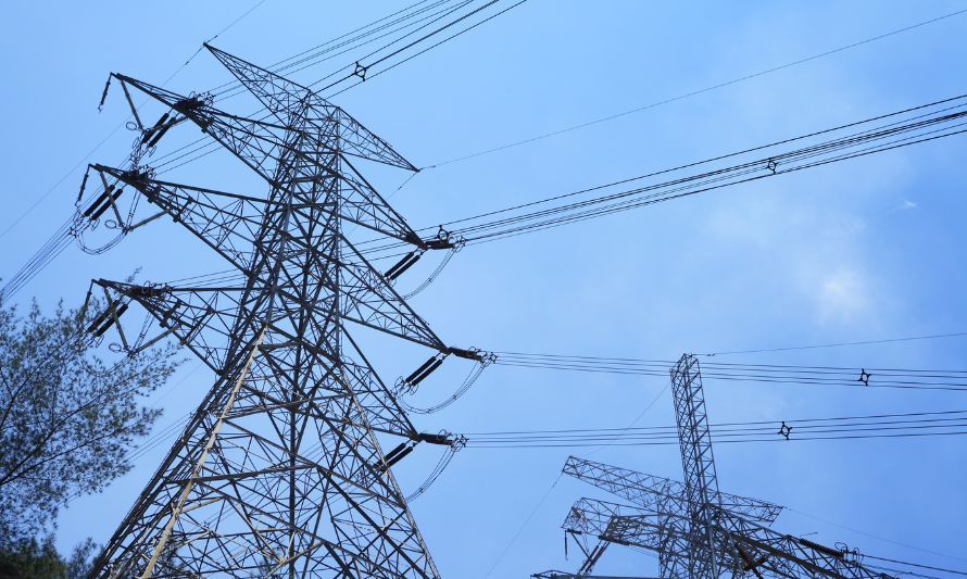 Redes eléctricas corren riesgo de convertirse en el eslabón débil de las transiciones a energías limpias