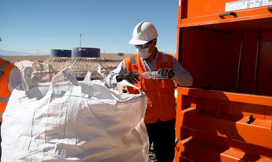Minera Antucoya convierte 5 mil botellas plásticas semanales en recipientes para alimentos