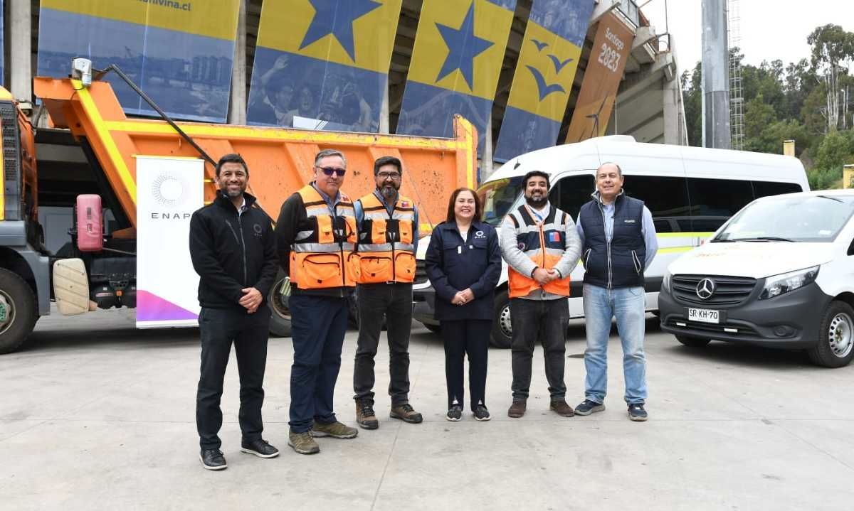 Camiones y minibuses aporta Enap en acuerdo con Senapred para apoyar a la reconstrucción en Valparaíso