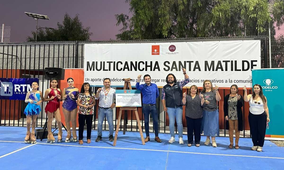 Codelco Andina entrega renovada multicancha a vecinos de la localidad de Santa Matilde