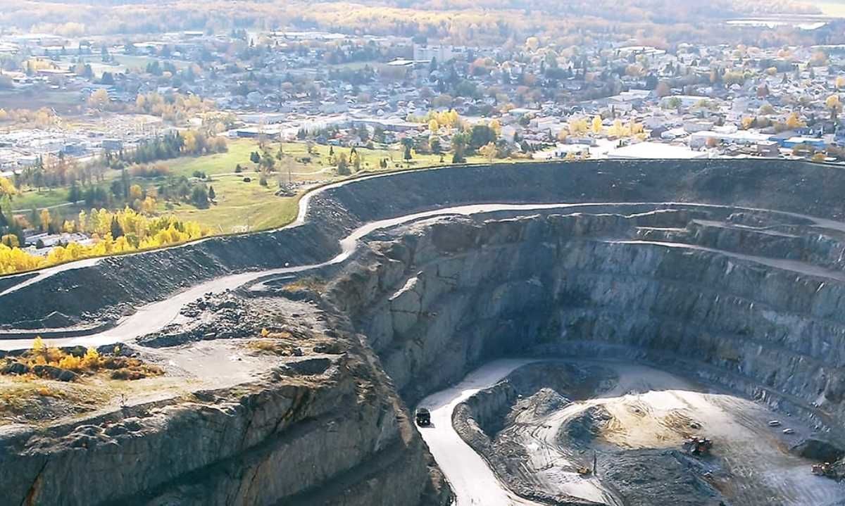 Newmont pone en venta seis minas y dos proyectos mineros