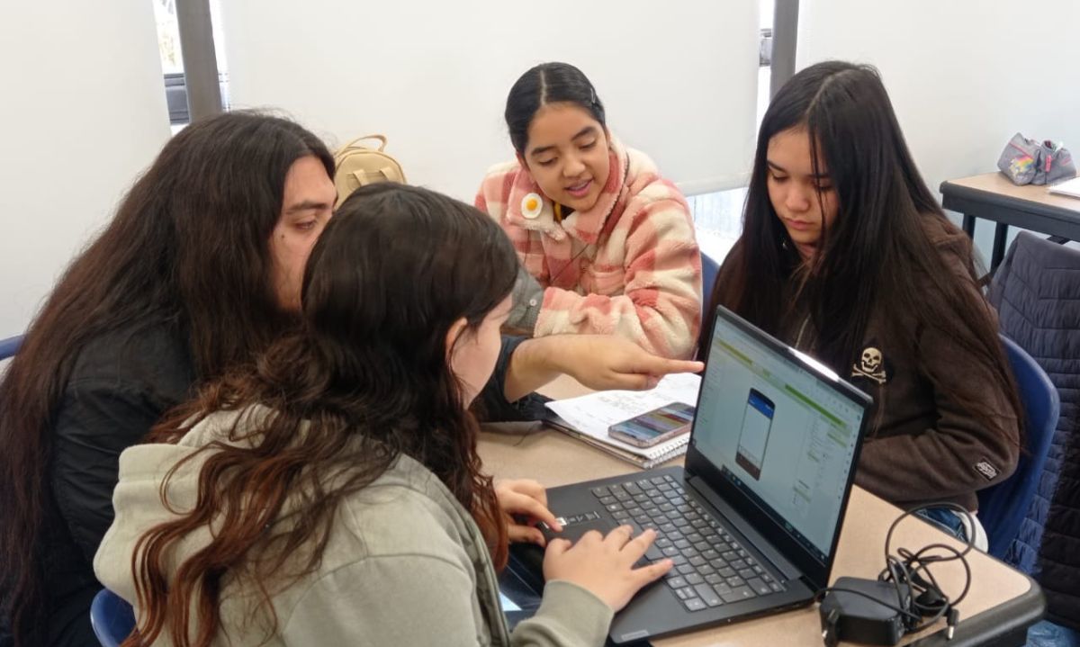 2440 niñas creadoras de tecnología representarán a Chile en concurso de IA