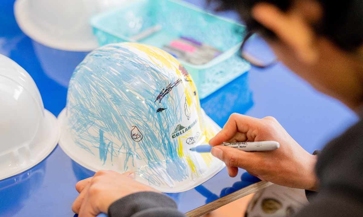 Niños y jóvenes de Teletón Iquique visitaron exposición “Casco Minero” en Sala de Arte Casa Collahuasi