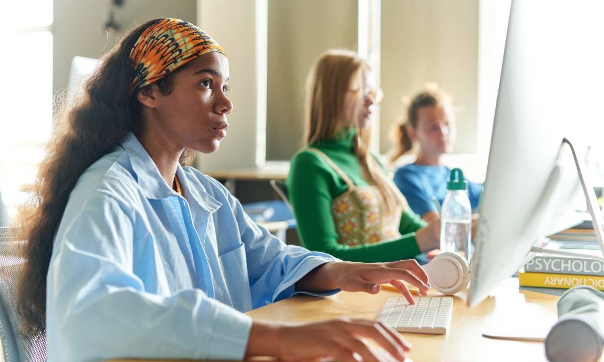 Impulsan el liderazgo femenino en tecnología con el "Hackathon Junior: Chicas Superpoderosas"