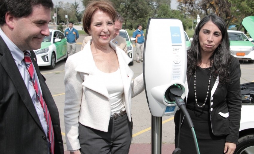 Primera flota de taxis eléctricos llega a Santiago