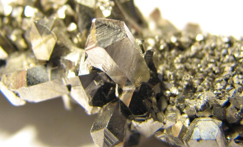 Niobio: El metal que busca recargar en minutos las baterías de litio 